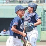 ４回、ピンチを切り抜け、笑顔で駆けるウッディの内田隼人投手（左）と吉田晃次朗選手のバッテリー（撮影・小林良多）