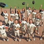 優勝を決め、帽子を空へと投げて喜ぶ曽根青龍野球クラブの選手たち＝神戸市須磨区、ほっともっとフィールド神戸（撮影・笠原次郎） 