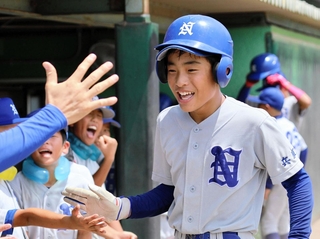 ３回、ランニング本塁打を放った西脇の藤原怜央選手＝三木山総合公園野球場（撮影・井筒裕美）