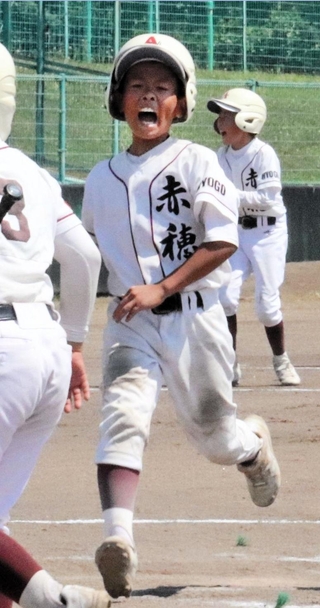 ５回、ランニング本塁打を放った赤穂の片岡映人選手＝三木山総合公園野球場（撮影・中村有沙）