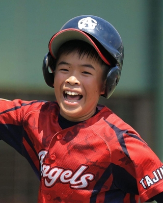 ５回、３点本塁打を放ち破顔する奥村理希選手（撮影・吉田敦史）