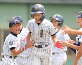 ６回、二段席連続の本塁打を放った南落合の日置莉生選手（中央）＝撮影・吉田敦史