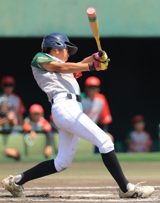 ５回、五色の溝渕春馬主将が適時二塁打を放ち２-１と勝ち越す（撮影・吉田敦史）
