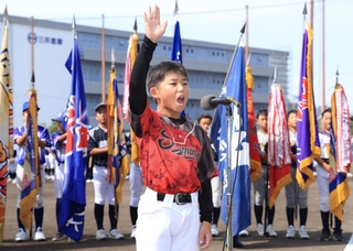 開会式で選手宣誓する篠山少年野球団の畑翔和主将＝神戸市須磨区、Ｇ７スタジアム神戸（撮影・吉田敦史）
