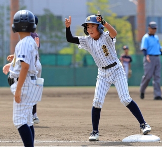 南落合-宝塚　出塁して喜ぶ南落合の澤山兼弥選手＝神戸市須磨区、Ｇ７スタジアム神戸（撮影・吉田敦史）