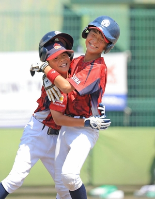 五荘-五色　はつらつとプレーする選手たち＝神戸市須磨区、Ｇ７スタジアム神戸（撮影・吉田敦史）