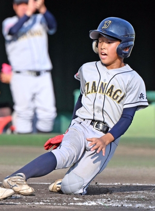 ３回、ランニング本塁打を放ちった、いざなぎの明石朔選手＝Ｇ７スタジアム神戸（撮影・風斗雅博）