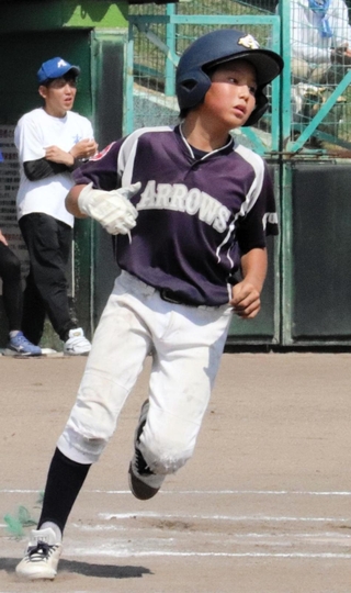 ２回、小部東の先制点となる２点適時打を放った渡邊蓮翔選手＝三木山総合公園野球場（撮影・中村有沙）