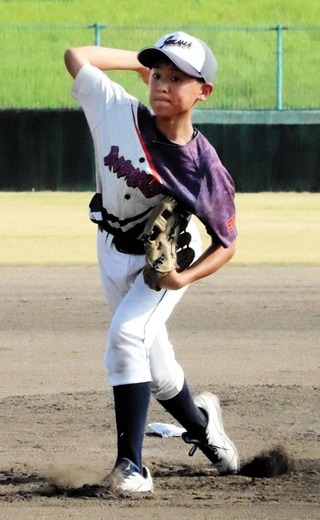 ２回までを投げた飾磨の先発・小央遥斗投手＝三木山総合公園野球場（撮影・中村有沙）