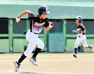 ６回、適時打を放つ宝塚の上田一翔選手＝Ｇ７スタジアム神戸（撮影・鈴木雅之）