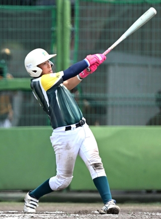 ３回、鳴尾東の中村太陽選手がランニング本塁打を放つ＝Ｇ７スタジアム神戸（撮影・大田将之）