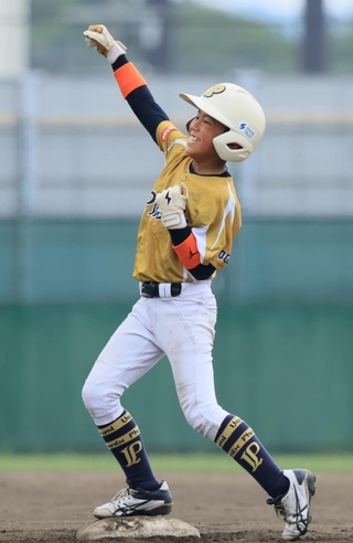 ２回、適時二塁打を放ち、ガッツポーズする魚住の島田蓮選手＝Ｇ７スタジアム神戸（撮影・鈴木雅之）