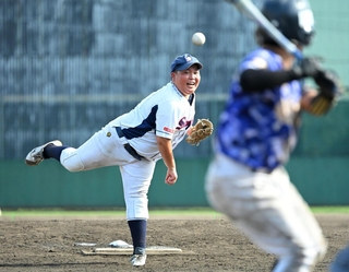 力投する白川の橋本晴選手＝Ｇ７スタジアム神戸（撮影・大田将之）
