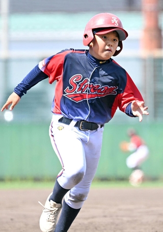 ４回、ランニング本塁打を放った東播ナインストリームの福本陽海芽選手＝Ｇ７スタジアム神戸（撮影・斎藤雅志）