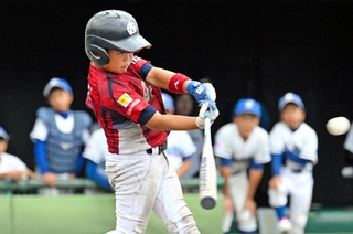４回、安打を放つ五荘エンゼルスの柴崎寛大選手＝Ｇ７スタジアム神戸（撮影・斎藤雅志）