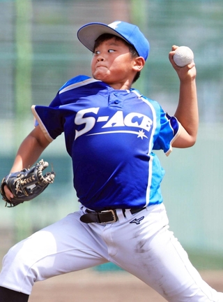 先発で力投する宍粟の永富丞選手＝Ｇ７スタジアム神戸（撮影・丸山桃奈）