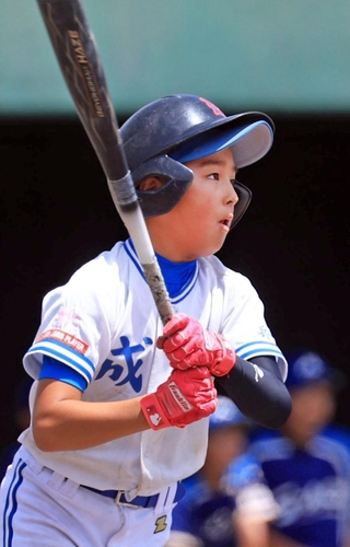 １回、３点本塁打を放った成徳の顕木玲央選手＝Ｇ７スタジアム神戸（撮影・丸山桃奈）