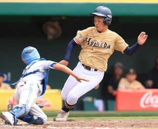 ３回、適時打で本塁に生還する米田の本田遼雅選手（撮影・丸山桃奈）