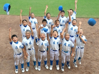 優勝を決め、帽子を投げて喜ぶ成徳イーグルスの選手たち＝ほっともっとフィールド神戸（撮影・丸山桃奈）