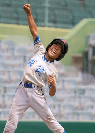 ２回、三塁打を放ちガッツポーズする成徳の越智悠人選手＝ほっともっとフィールド神戸（撮影・丸山桃奈）