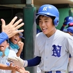 ３回、ランニング本塁打を放った西脇の藤原怜央選手＝三木山総合公園野球場（撮影・井筒裕美）