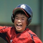 ５回、３点本塁打を放ち破顔する奥村理希選手（撮影・吉田敦史）