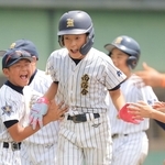６回、二段席連続の本塁打を放った南落合の日置莉生選手（中央）＝撮影・吉田敦史