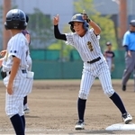 南落合-宝塚　出塁して喜ぶ南落合の澤山兼弥選手＝神戸市須磨区、Ｇ７スタジアム神戸（撮影・吉田敦史）