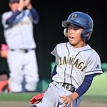 ３回、ランニング本塁打を放ちった、いざなぎの明石朔選手＝Ｇ７スタジアム神戸（撮影・風斗雅博）