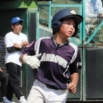 ２回、小部東の先制点となる２点適時打を放った渡邊蓮翔選手＝三木山総合公園野球場（撮影・中村有沙）