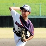 ２回までを投げた飾磨の先発・小央遥斗投手＝三木山総合公園野球場（撮影・中村有沙）