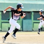 ６回、適時打を放つ宝塚の上田一翔選手＝Ｇ７スタジアム神戸（撮影・鈴木雅之）