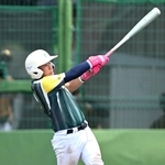 ３回、鳴尾東の中村太陽選手がランニング本塁打を放つ＝Ｇ７スタジアム神戸（撮影・大田将之）