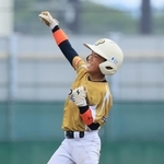 ２回、適時二塁打を放ち、ガッツポーズする魚住の島田蓮選手＝Ｇ７スタジアム神戸（撮影・鈴木雅之）