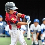 ４回、安打を放つ五荘エンゼルスの柴崎寛大選手＝Ｇ７スタジアム神戸（撮影・斎藤雅志）
