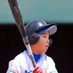 １回、３点本塁打を放った成徳の顕木玲央選手＝Ｇ７スタジアム神戸（撮影・丸山桃奈）