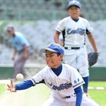 ６回、打球に飛びつく広畑の渡邉陽仁選手（撮影・斎藤雅志）