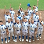 優勝を決め、帽子を投げて喜ぶ成徳イーグルスの選手たち＝ほっともっとフィールド神戸（撮影・丸山桃奈）