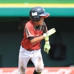 ４回、適時打を放つ篠山の小谷善斗選手＝ほっともっとフィールド神戸（撮影・丸山桃奈）