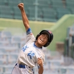 ２回、三塁打を放ちガッツポーズする成徳の越智悠人選手＝ほっともっとフィールド神戸（撮影・丸山桃奈）
