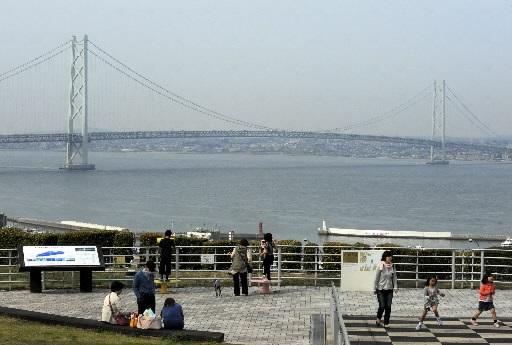開通から１５年を迎えた明石海峡大橋＝淡路市岩屋（撮影・宮路博志） 