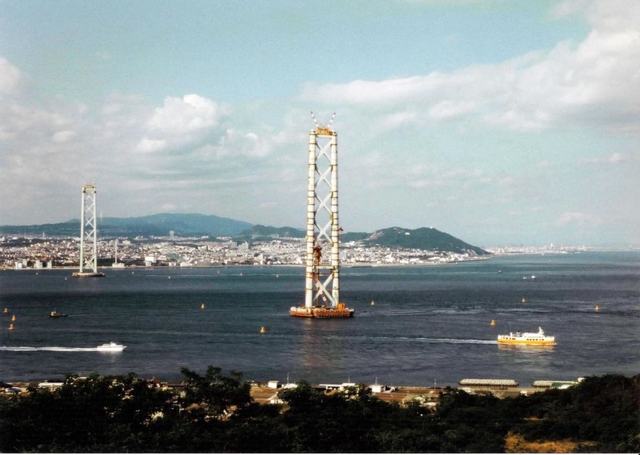 明石海峡にそびえ立つ高さ約３００メートルの主塔。周囲を行き交う船がその巨大さをよく表している（１９９３年６月）