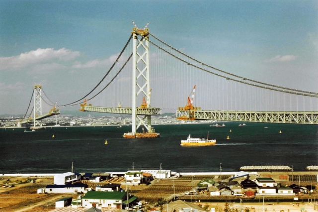 神戸側から、淡路島側から、主塔から。それぞれを起点に張り出すように橋桁が延びていく（１９９６年４月）