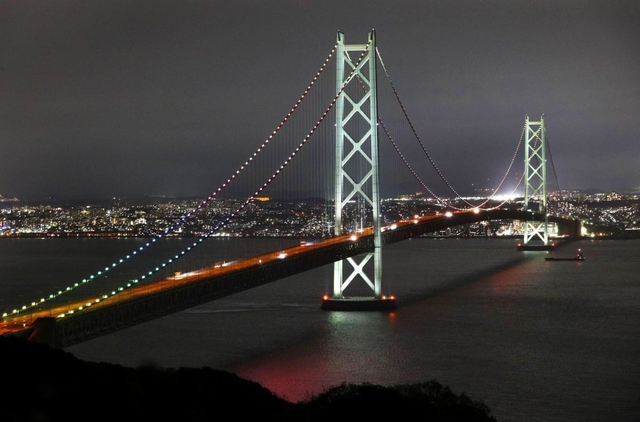 特別バージョンのライトアップで彩られた明石海峡大橋＝淡路市内（撮影・大森　武）