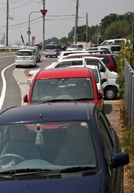 満車状態となり、無秩序に車が並ぶ遠田バス停駐車場＝淡路市遠田