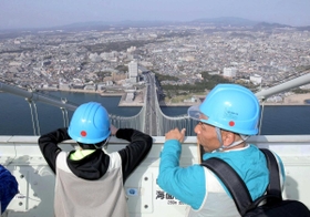 高さ３００メートルの主塔頂上からの絶景を楽しむ「ブリッジワールド」の参加者ら。台湾など海外から訪れる人も増えている＝明石海峡大橋（撮影・辰巳直之）