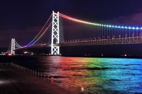 鮮やかな光を放つ大橋。色の変わるタイミングに合わせてプロポーズするカップルもいるとか
