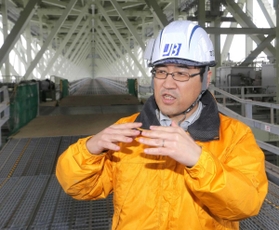 大橋建設当時を振り返る河藤千尋さん＝明石海峡大橋（撮影・辰巳直之）