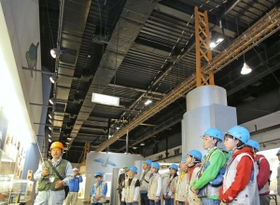 大橋の歴史や構造などを学べるツアー「ブリッジワールド」。技術者らの詳しい説明も売りの一つだ＝神戸市垂水区東舞子町、橋の科学館