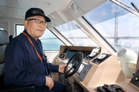 淡路ジェノバラインのかじを握る看板船長の漁光弘さん＝明石海峡